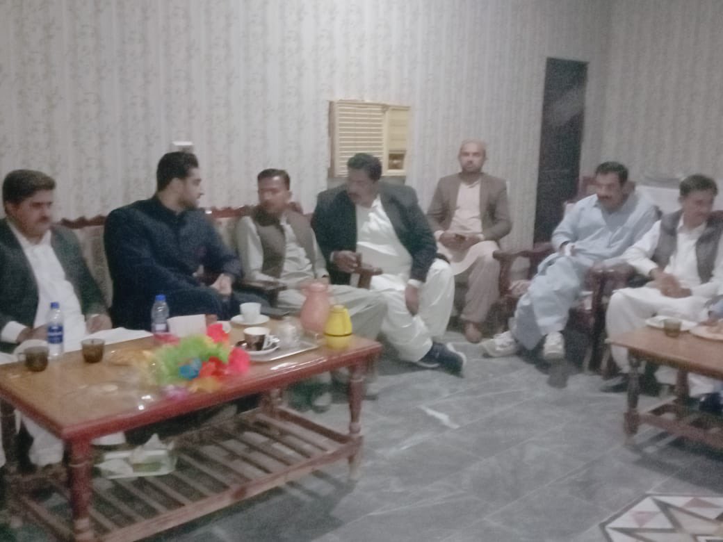 GhanwerIsran's tweet photo. Visited Sher Khan Isran of Village Sher Khan Isran, UC Sijawal Junejo, Taulka Sijawal Junejo to inquire about his son’s @Sharafu86853764 injury. Prayed for his smooth recovery. https://t.co/VR0X5ReSHe