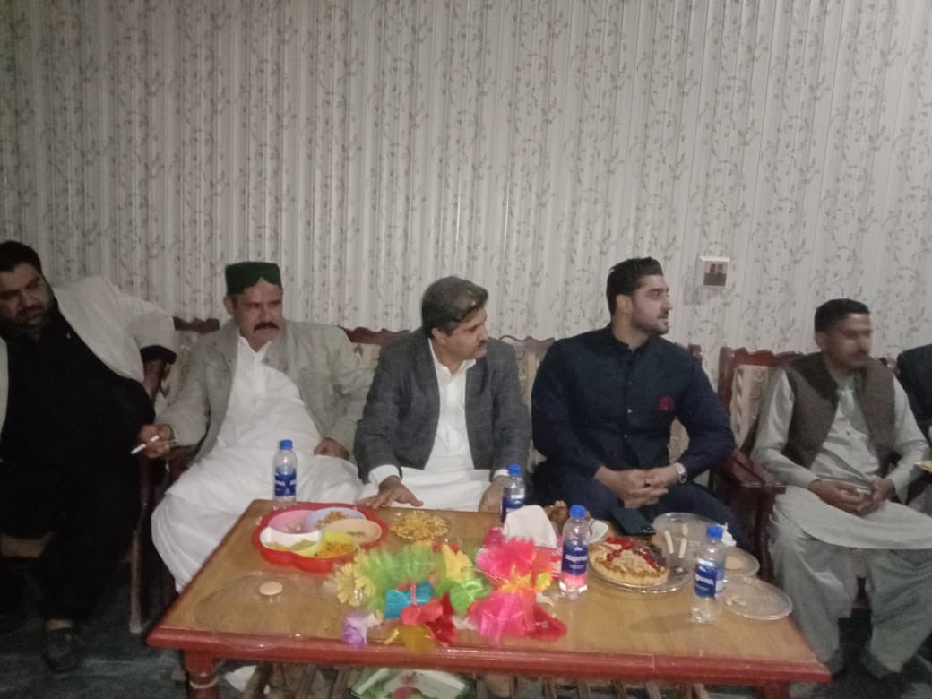 GhanwerIsran's tweet photo. Visited Sher Khan Isran of Village Sher Khan Isran, UC Sijawal Junejo, Taulka Sijawal Junejo to inquire about his son’s @Sharafu86853764 injury. Prayed for his smooth recovery. https://t.co/VR0X5ReSHe