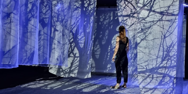 bcncultura's tweet photo. 🍃 Què passaria si per un instant fossis una pedra que respira? O sentissis la caiguda de la fulla d'un arbre?

🎭 L'@autenticateatro programa el 28/01 una experiència sensorial per a infants 👶 de 0 a 2 anys per descobrir que formem part d'un món viu.
 
https://t.co/e54dOsb4Ed https://t.co/l65svpMuhb