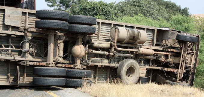 KarlyKheyly's tweet image. Some unlatched cargo trucks have become life threatening to passerbys and traders in Nungua .In 2020, it was reported that these containers have fallen three times and killed some people in Nungua but yet, there has not been any change of mind.@TDzineku @kodwoboateng #mediacourse