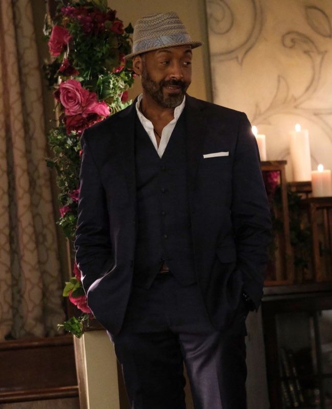 Happy birthday to the GOAT Jesse L Martin 