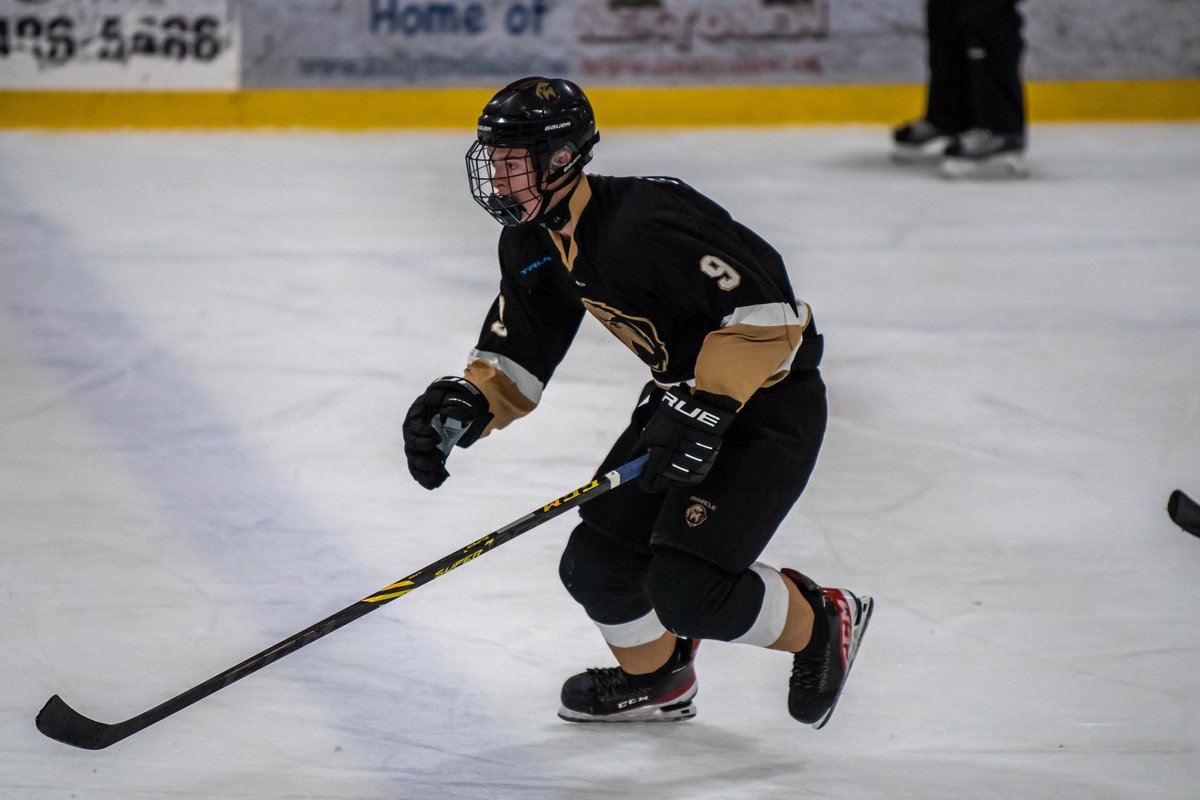 Happy 1️⃣7️⃣th Birthday to #9 Nic Devereaux! 🎉🎂🎈 #GrowlersFamily #Woof #BlackWhiteAndGold