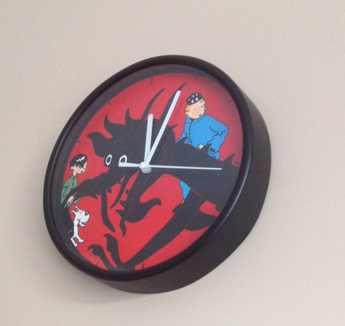 fdmnumber2's tweet photo. new in  #boutiqueetsy : Tintin, Horloge Murale Quartz, BD le lotus bleu, dragon, Tchang, milou, fait main, acrylique, cadeau, anniversaire, collection, décoration https://t.co/Jzd61ZR8NZ #anniversaire #cercle #noir #kdo #gift  #mur #stvalentin #tintin #milou #potiche https://t.co/Nd7lP6dyZZ