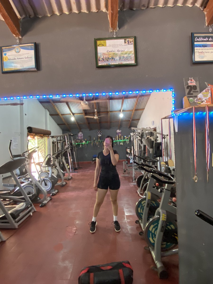 dulcejaraa's tweet image. Hoy empecé el gym. Y mientras agarraba fuerza parta seguir entrenando mire la pared y encontré este mensaje 🙌🏽✨