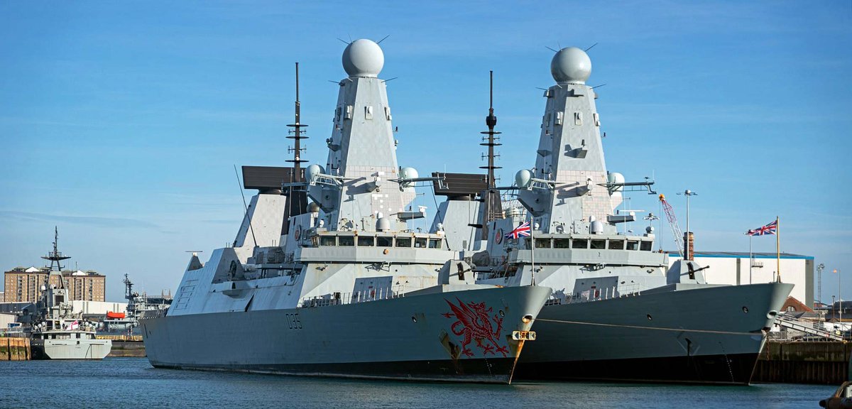 USAS_WW1's tweet image. #RoyalNavy #Portsmouth #ships #USNavy - Royal Navy's six new Type 45 Daring-class "world's best air-defence ship" destroyers have modern, long, unbroken, gently sloped surfaces, pyramid-tops, stealth features, modular construction, etc. Let's look at them in depth. 1/