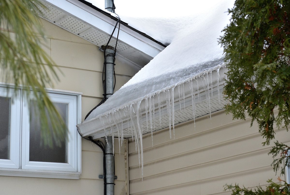 PortlandRoofer's tweet image. Debris isn't the only culprit clogging your gutters. In the winter, snow and ice can build up in gutters and impede the flow of water. If you're concerned about your gutters, call in the experts. bit.ly/3E0pdFm #PacificNW #gutters #roofrepair #roofingcontractor