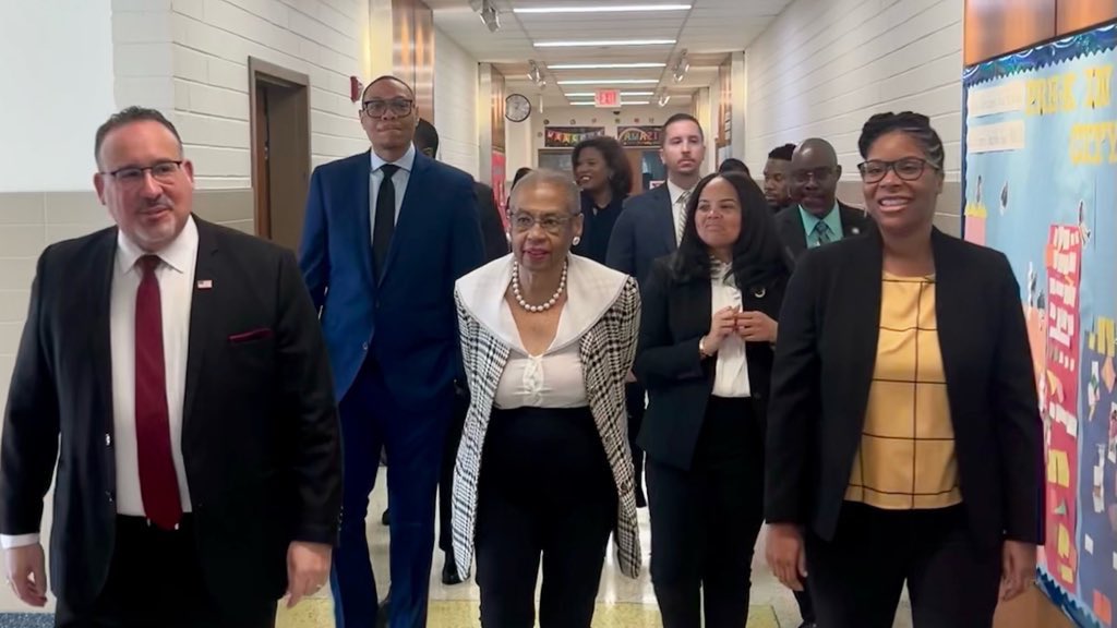 dcpublicschools's tweet image. BIG NEWS: DC Public Schools just received a $2.5 million grant to expand the @DCPSConnected model to @TurnerRocketsDC and @HendleyES through 2027. This funding will allow robust after school programming, mental health services, and tutoring, among other community-based resources.