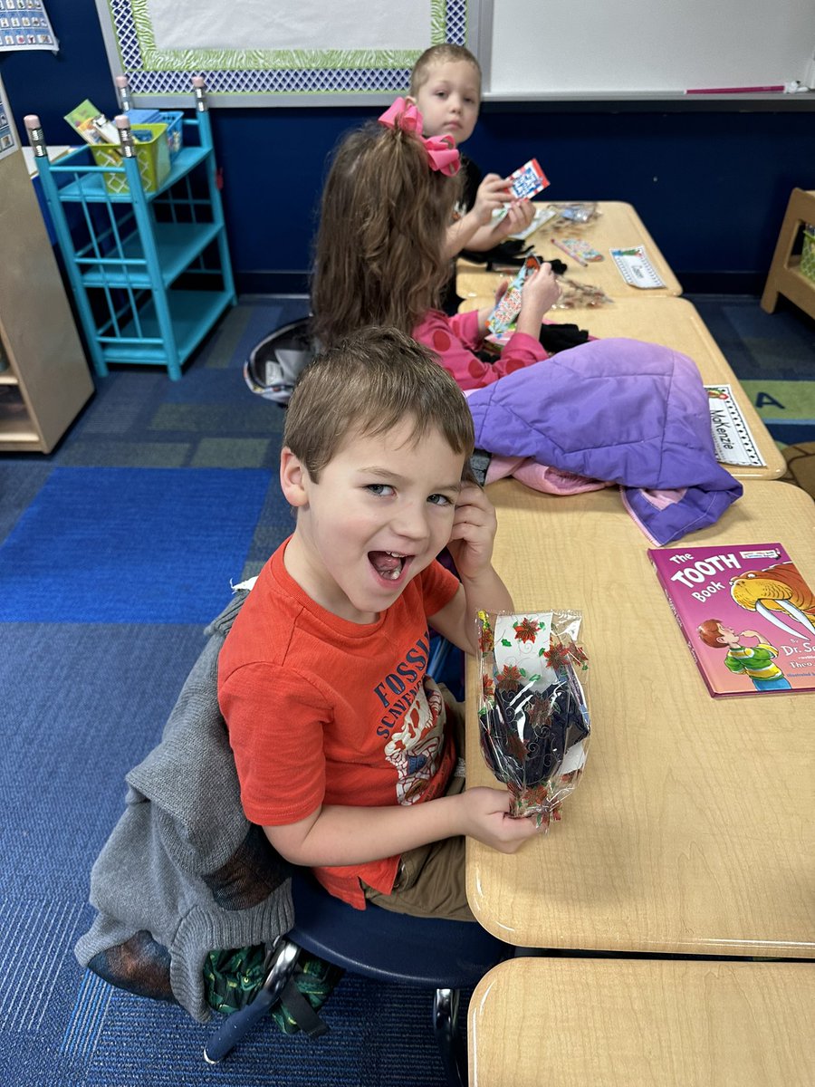 AynorHSLibrary's tweet image. AHS Book Club promoting reading with MES CD students #bluejacketsread #ahsreads
#ahslibrary #bluejacketlife 
#aynorhighschool
#hcslibrarymedia
#leadhcs #hcsleads #futurereadylibrarians