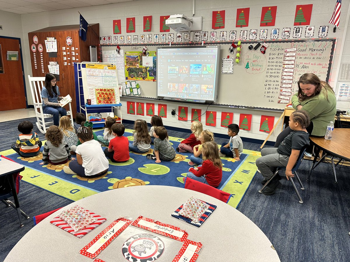 AynorHSLibrary's tweet image. AHS Book Club reading to AES CD students #bluejacketsread #ahsreads
#ahslibrary #bluejacketlife 
#aynorhighschool
#hcslibrarymedia
#leadhcs #hcsleads #futurereadylibrarians