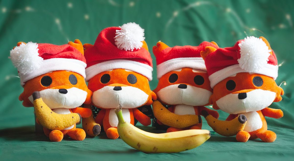 AnniBng's tweet photo. Wa ba da ba 🎄 @AnimalRoyale when these cute foxes arrived, I knew I had to make them something for Crisprmas. And of course you need your own banana to properly praise banan 🍌 Now they're well prepared to fight alongside @ewz_Hawkwing @Stormy_FM @Scelus90 https://t.co/cJ9lpmqXxM