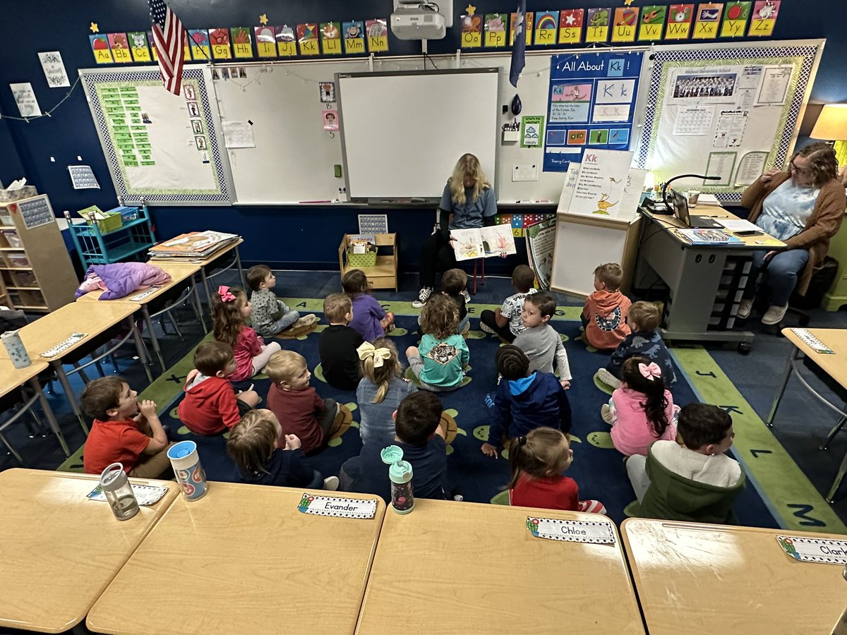 AynorHSLibrary's tweet image. AHS Book Club reading to CD students at MES #bluejacketsread #ahsreads
#ahslibrary #bluejacketlife 
#aynorhighschool
#hcslibrarymedia
#leadhcs #hcsleads #futurereadylibrarians