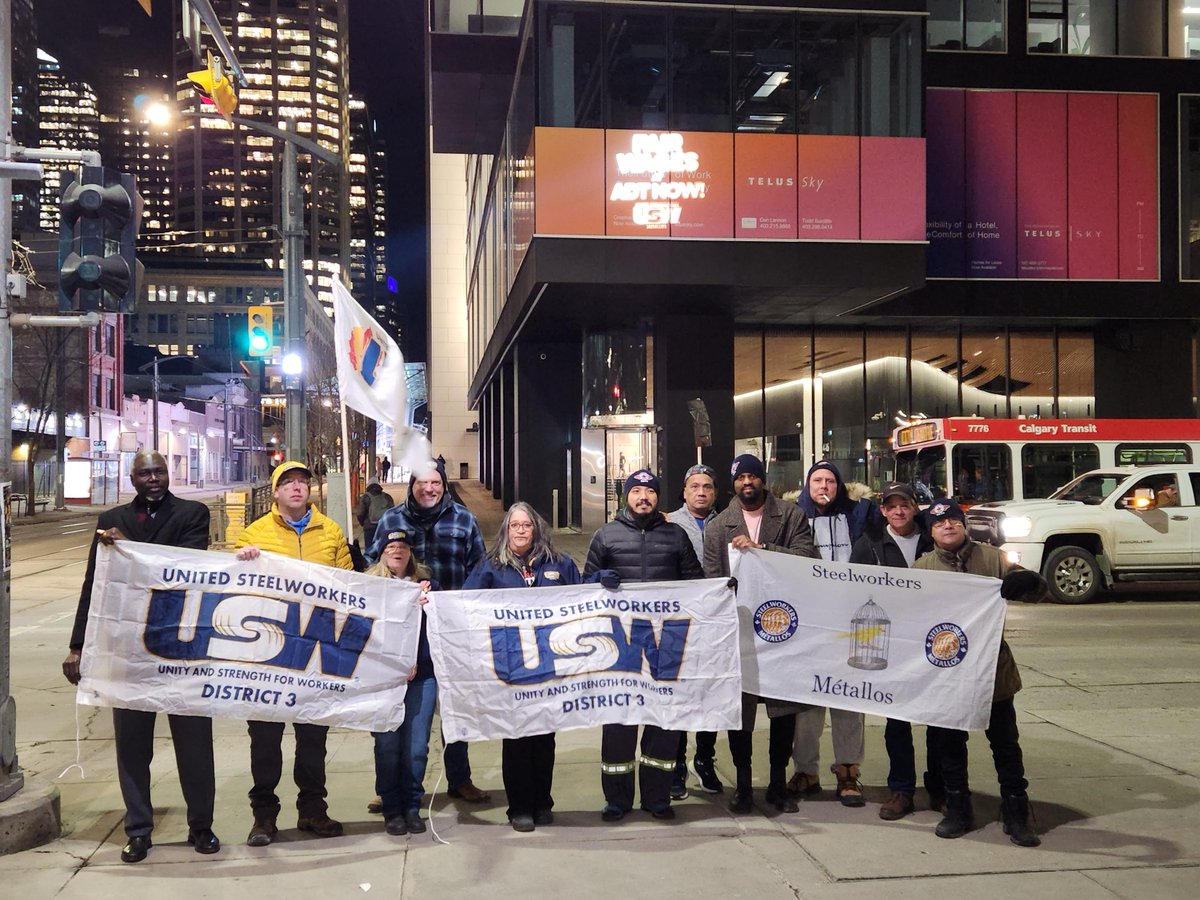 SteelworkersCA's tweet photo. Solidarity to ADT workers and @usw1944 members in Calgary! ✊

These Steelworkers are call center employees and provide monitoring support for security systems. They joined the union in 2022 and are negotiating their first collective agreement!

#USW #CanLab #FairContractNow https://t.co/QFgYvO2O70