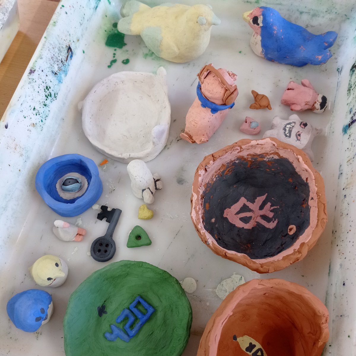 Avui hem anat a l'I.E.S. Severo Ochoa per explicar als nois i noies de 4rt d'ESO què és la Ceràmica i com podien decorar les peces que han estat fent a classe. 🖌️

#escoladibuixesplugues #escolaceramicaesplugues #tallersaescoles #artperjoves