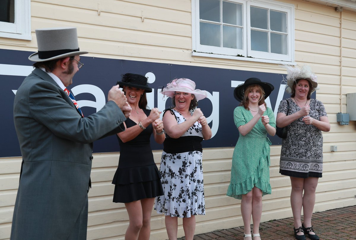 WharfTheatreDev's tweet photo. Our ﬁsh-ﬁlleting foursome, Pearl, Jan, Shelly and Linda, have glammed themselves up for a drink, a ﬂirt and a ﬂutter at the races. 🏇🥂

Want to see what antics they get up to? Better go quickly...We've already sold out Friday!

https://t.co/TxD2KZJD0J https://t.co/rfsveOqayP