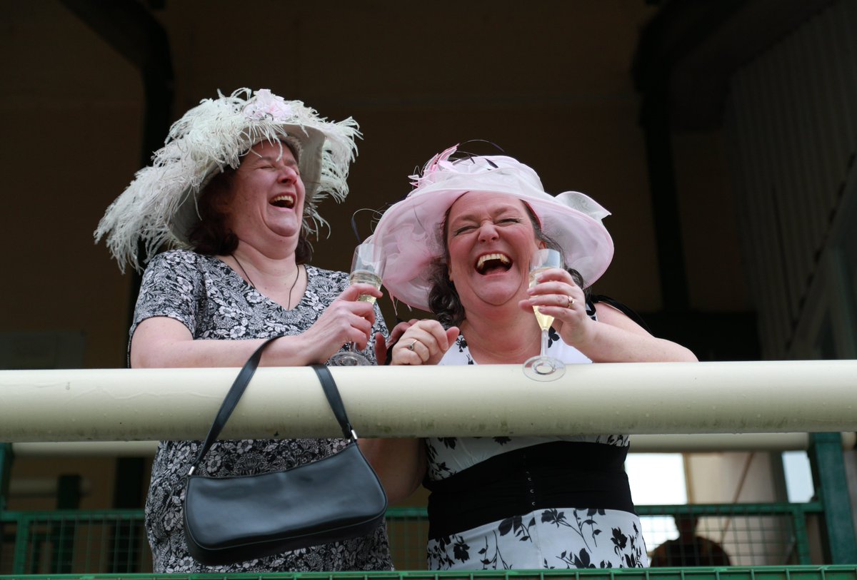 WharfTheatreDev's tweet photo. Our ﬁsh-ﬁlleting foursome, Pearl, Jan, Shelly and Linda, have glammed themselves up for a drink, a ﬂirt and a ﬂutter at the races. 🏇🥂

Want to see what antics they get up to? Better go quickly...We've already sold out Friday!

https://t.co/TxD2KZJD0J https://t.co/rfsveOqayP