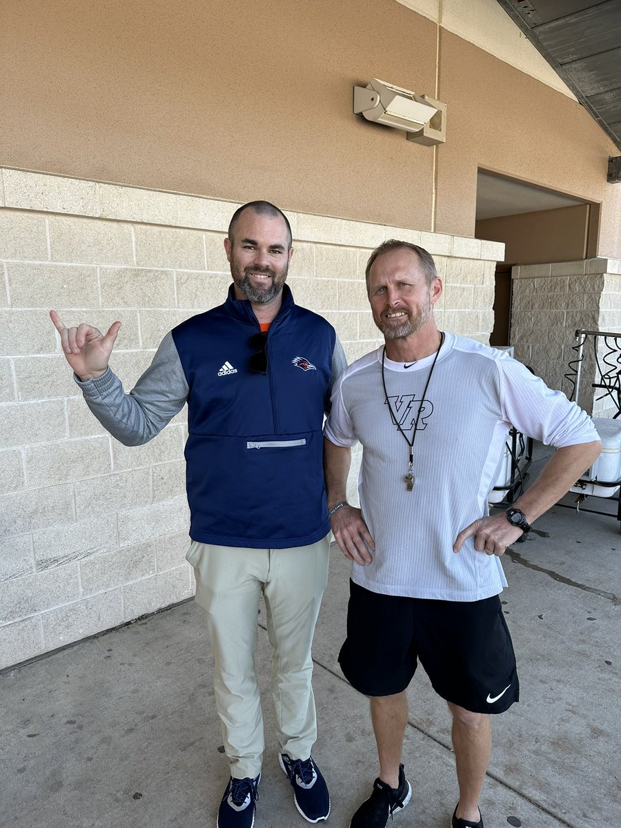 vrhsfootball's tweet photo. Thank you @CoachBurkeJ for stopping by and talking about our @vrhsfootball athletes and the next level! 🤙 #SLR #RecruitTheRidge #TwoOneZero https://t.co/HJT9DH652O