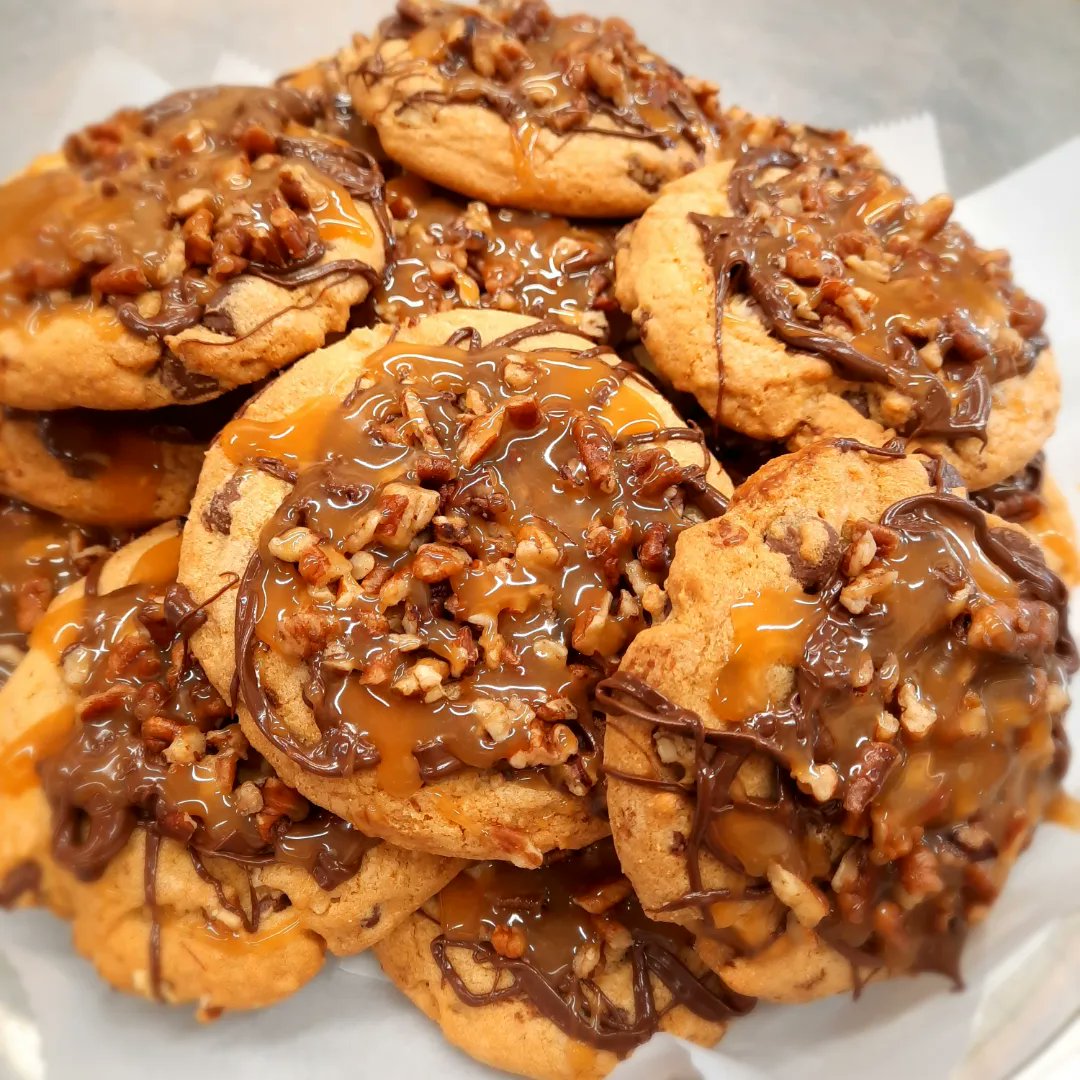 TwoSisters02's tweet photo. It's Wednesday, which means that we baked these delicious treats. 😋 #dfwbakery #sweets #sisters https://t.co/t4L7RtwULd