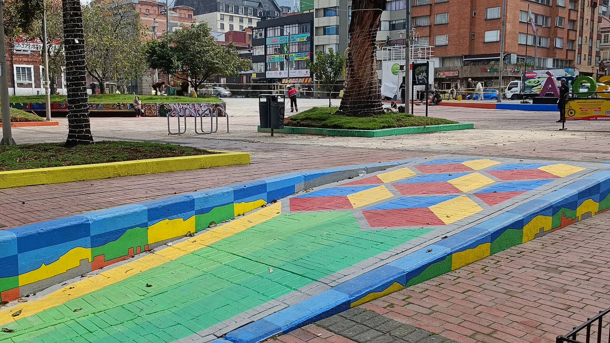 soycamilogomez's tweet photo. ¡El Parque de los Hippies está en su mejor momento!
Se ve hermoso y desde hoy tiene paradero del Sistema de bicicletas de @Bogota  @tembici_co

¡Gran trabajo! @AlcaldChapinero @OscarRamosCal @ClaudiaLopez
Vecinos y comerciantes... Cuidemoslo y mantengámoslo limpio. 💛❤️ https://t.co/PR6mDyWU7v