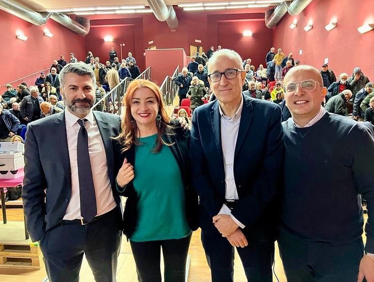 abba11777's tweet photo. Un’accoglienza fantastica, tante persone appassionate per ascoltare le proposte di @Azione_it e @ItaliaViva per @AlessioDAmato_ presidente. Grazie Tivoli! Andiamo avanti per essere #latuavoce https://t.co/dQxClA9XdO