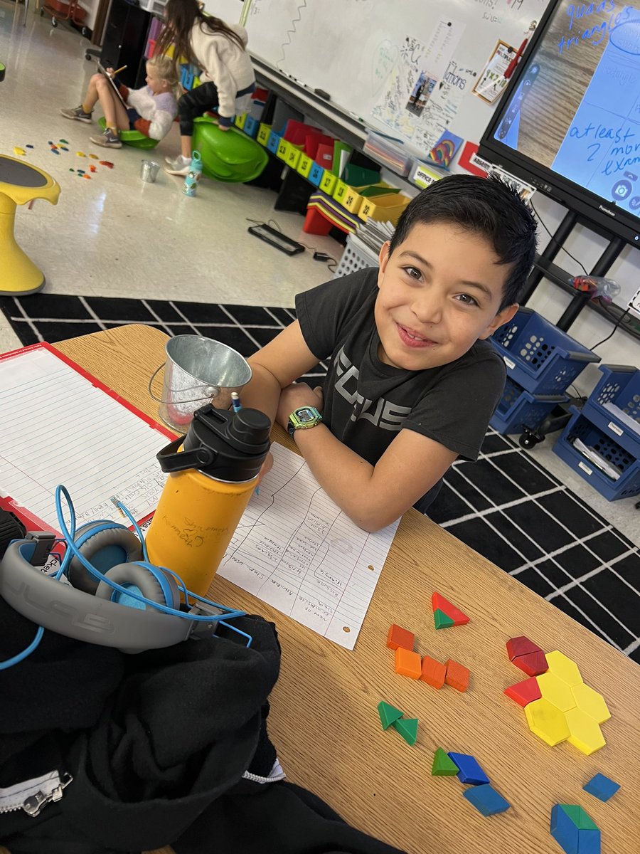 AlmandWES's tweet photo. Composing quads and triangles from pattern blocks๐ฉ๐บ #QuadCrazy #GeometryRocks https://t.co/gWdjoXjVrt