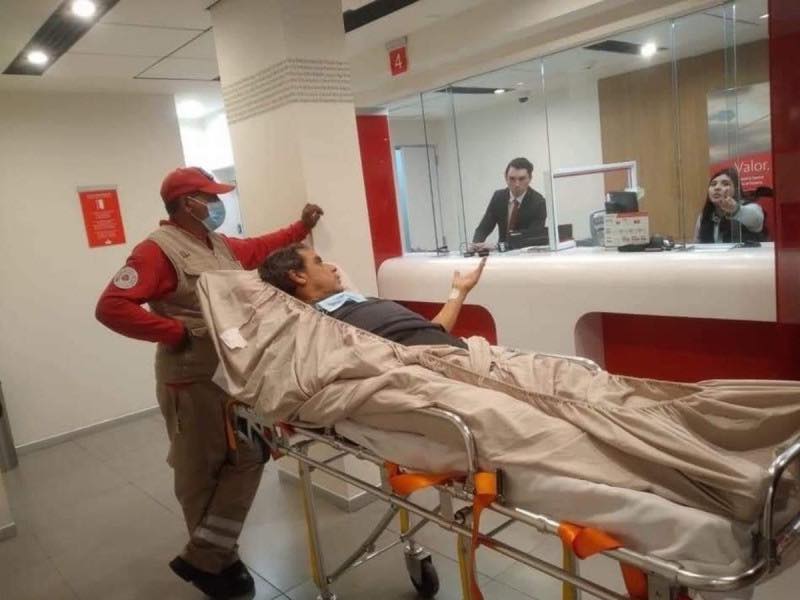 Reporte_Indigo's tweet photo. ¡LLEGÓ EN CAMILLA AL BANCO!
En Tlalnepantla, Estado de México, un hombre acudió en camilla a realizar un trámite bancario, luego de que presuntamente la institución no le brindara soluciones o alternativas 🏦👇 https://t.co/skHV56FM5Y
