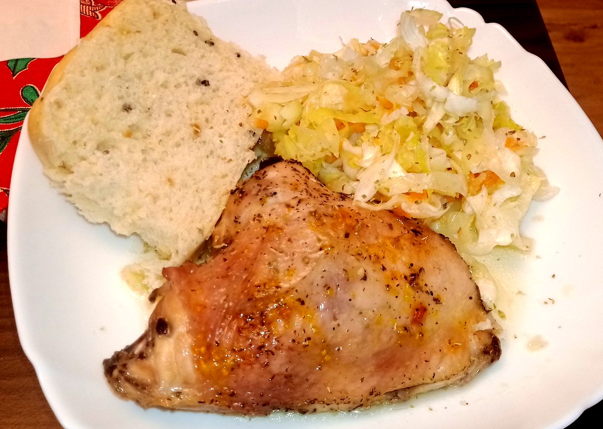 nico_patrascu's tweet photo. #chickenmeat #prepareintheoven
#breadwithseeds #cabagge #coleslaw #dinner https://t.co/UDzmsSHG7U