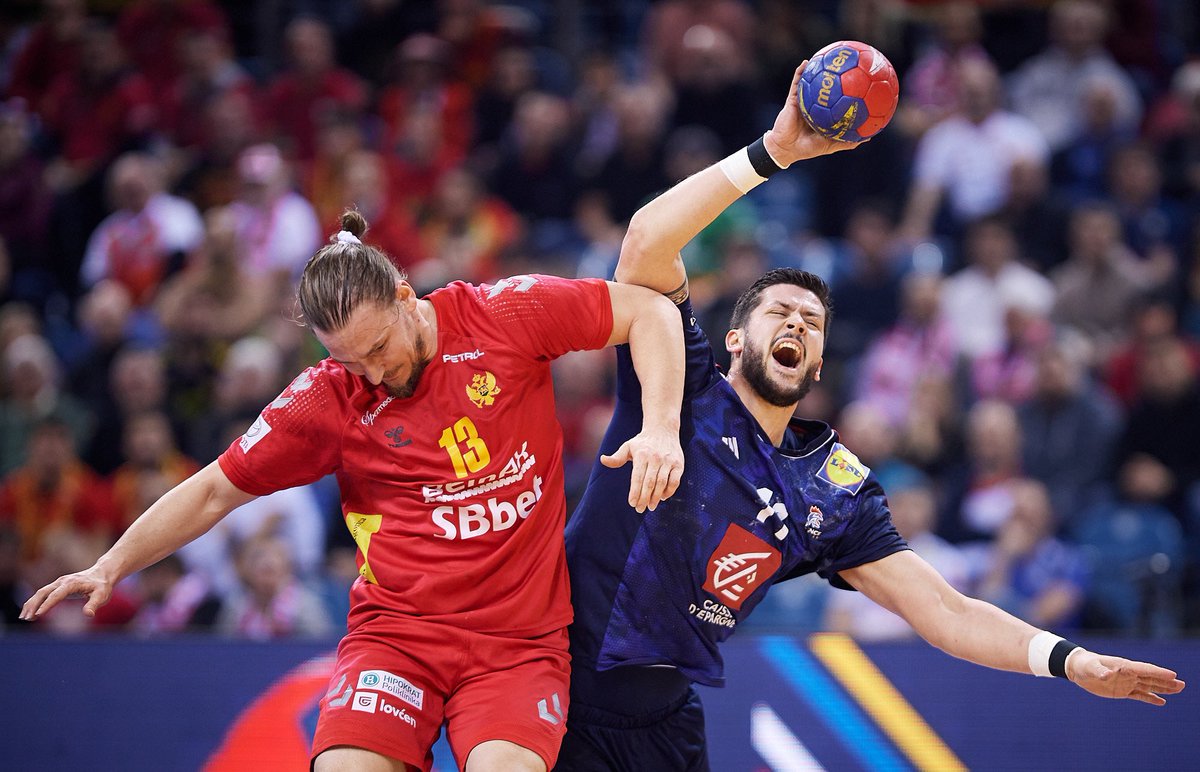 kielcehandball's tweet photo. 🇫🇷 Francja z pierwszym zwycięstwem w drugiej rundzie @handball2023!
🇫🇷🆚🇲🇪 35:24
#NAHI x3
#REMILI x2
#TOURNAT x1
#gramyRAZEM #dawajDAWAJ https://t.co/MpKK6VoO1q