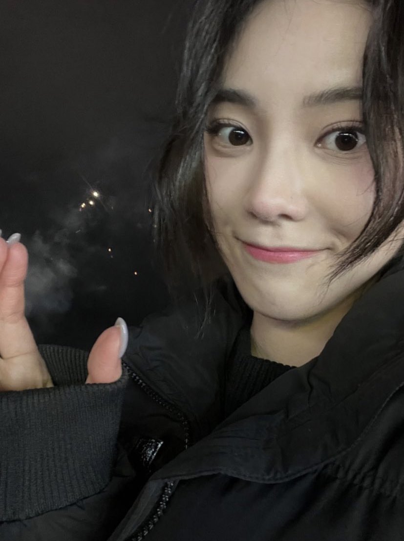 jinsoul hourly tweet media