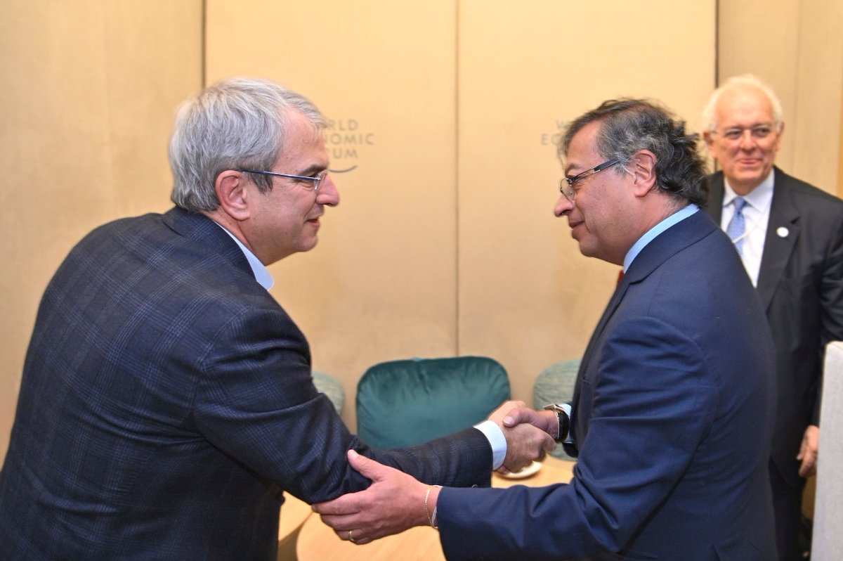 petrogustavo's tweet photo. Me encuentro con LAURENT FREIXE, Vicepresidente de Nestlé para Latinoamérica. Se ampliará la inversión de Nestlé en Colombia. La invito a articularse al plan de sustitución de cultivos de coca ayudando al campesinado a cultivar cacao y ser propietarios de su industrialización https://t.co/jK72u4JSQP