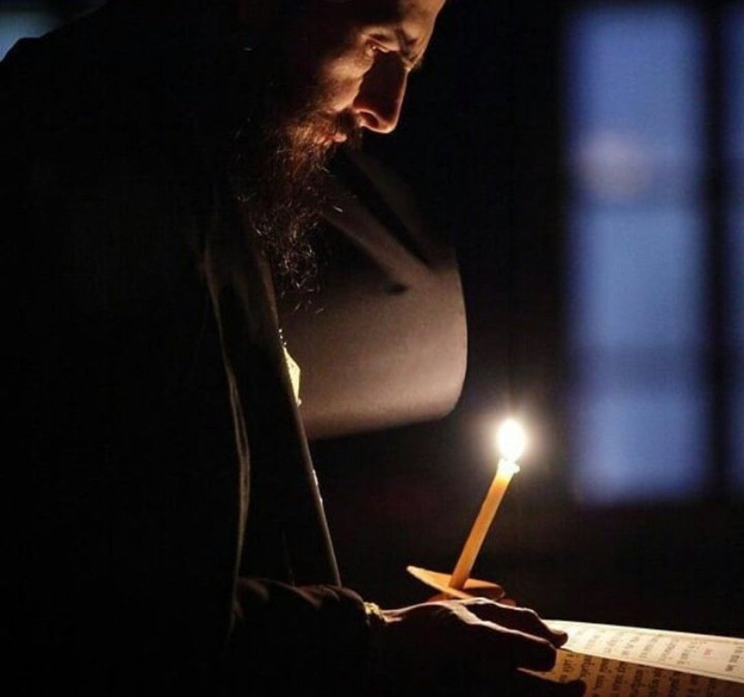 "Etends ton manteau sur celui qui tombe dans la faute, et couvre le. Et si tu ne peux prendre sur toi sa faute et recevoir le châtiment et la honte à sa place, ne l'accable pas."

Saint Isaac le Syrien
