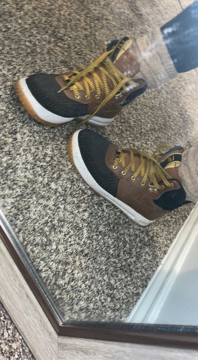 lee_kat1010's tweet photo. Best Nike outlet find.. I’ve had them for years and my favorite snow boot #AF1duckboot https://t.co/jEseODl5Rx