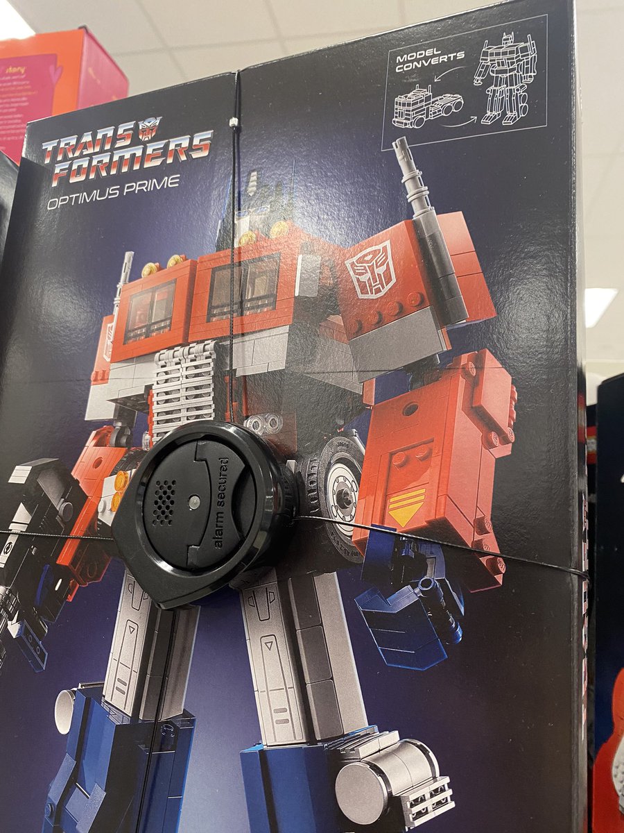 AndrewAugustus's tweet image. I feel like @LEGOIdeas marketing missed the clear verbiage. The Optimus Prime model doesn’t “convert” it #transforms