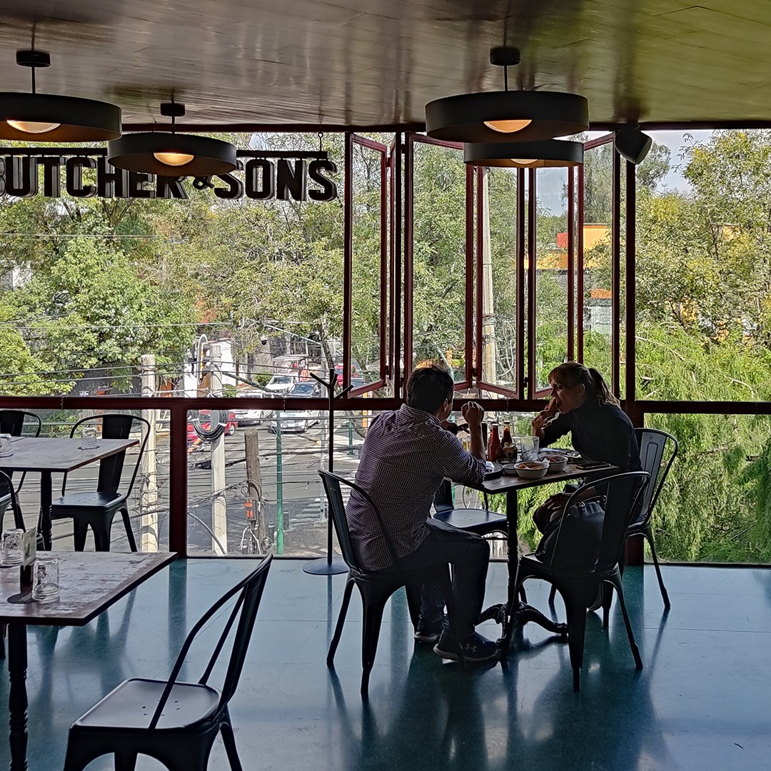 #ButcherAndSons es el lugar ideal para compartir con tu crush unas deliciosas hamburguesas y una vista espectacular👩‍❤️‍👨

#mrc #burger #burgertime #hamburguesas #hambrguesa #love #pareja #novios #novias #amor #mrcoyoacán #coyoacán #terraza #rooftop #surcdmx #mercadogastronómico