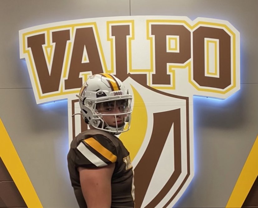 austin21brown's tweet photo. COMMITTED. ⚪️🟡⚪️🟡 
Let’s get to work! #3600 
@valpoufootball 
@lemont_football 
@CoachYoniOffit @CoachLutgens https://t.co/UGtFt3gWFm