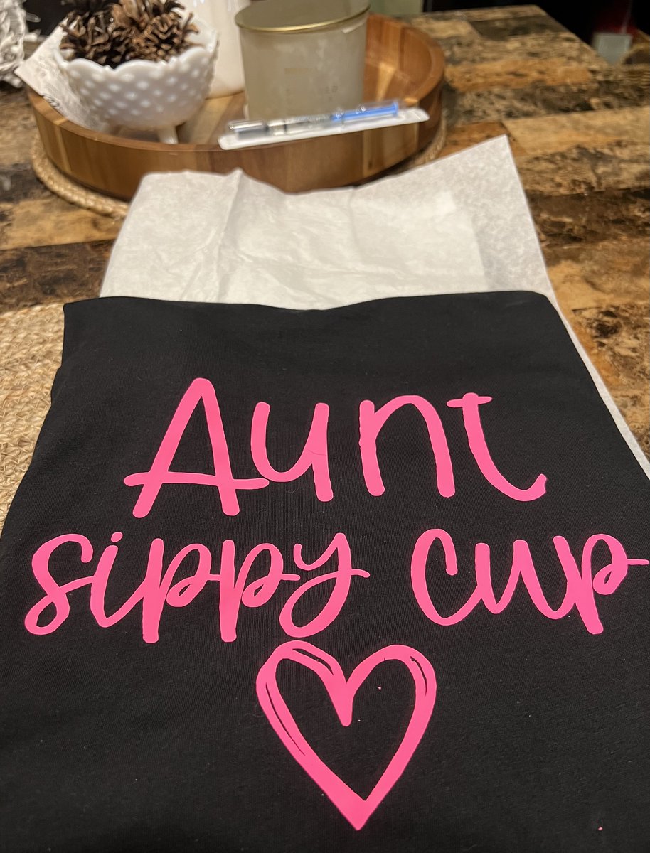 Allentown1711's tweet photo. Thank you @ImNotShocked58 for the AHHMAZING #AuntSippyCup tee!!! Eeekkk I LOVE it .... it's perfect. I have a #SippyCup that will match! 🙌🏻🙌🏻😂😂 Appreciate you &amp; your kindness! 💕😘 #PinkIsForGirls #PinkIsMyFavColor #GetYourSippyOn https://t.co/Aw6LevXofo