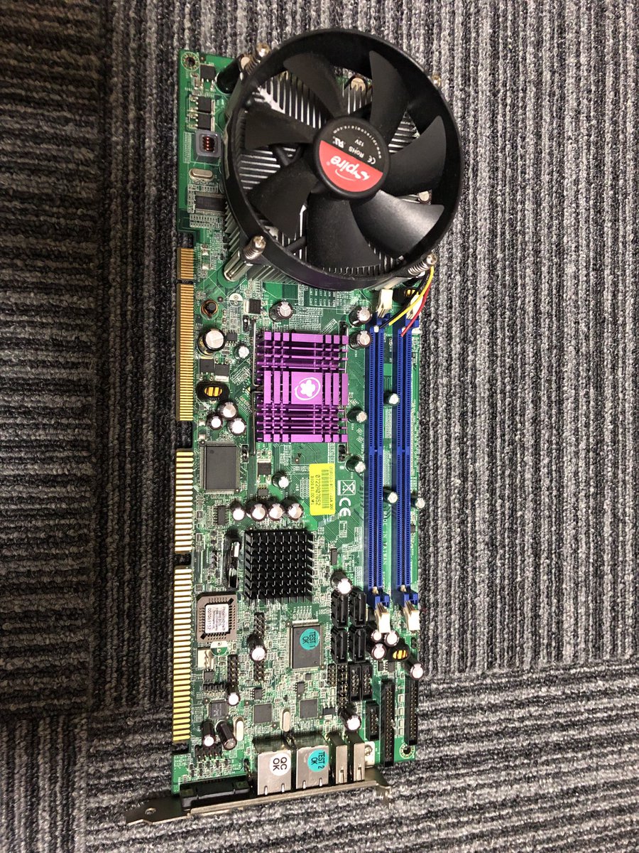 makincho8702's tweet image. ゴミ捨て場にあったマザボらしき物は何物？クーラー外したらcore2duo!
映像出力っぽいのも有り。

#マザーボード
#core2duo
#cpu