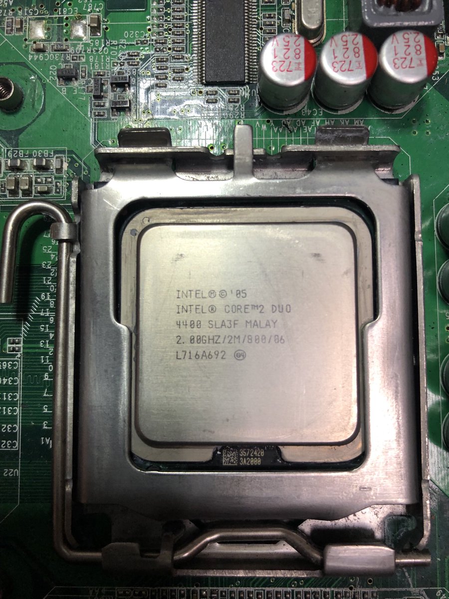 makincho8702's tweet image. ゴミ捨て場にあったマザボらしき物は何物？クーラー外したらcore2duo!
映像出力っぽいのも有り。

#マザーボード
#core2duo
#cpu