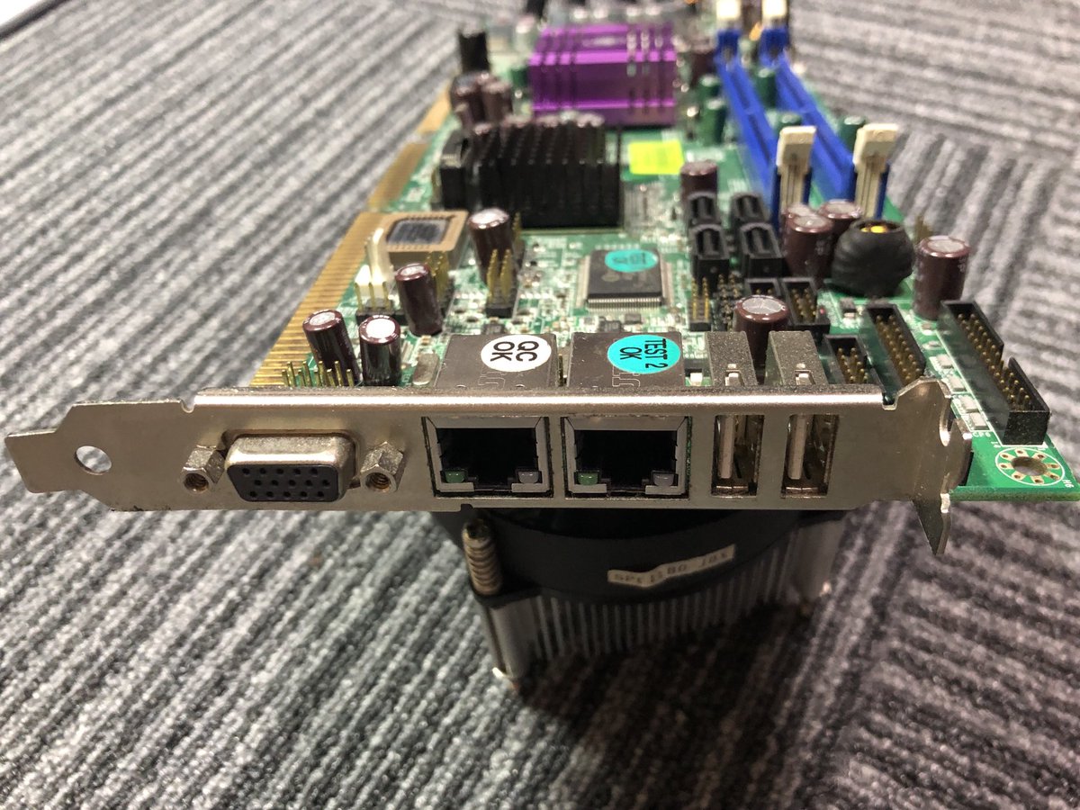 makincho8702's tweet image. ゴミ捨て場にあったマザボらしき物は何物？クーラー外したらcore2duo!
映像出力っぽいのも有り。

#マザーボード
#core2duo
#cpu