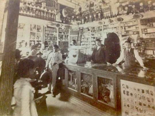 La mercería “La Sorpresa” de don Manuel Mendoza Alba se ubicada en Enríquez, donde actualmente está Sears; en estos establecimientos se encontraba prácticamente de todo: pistolas y cartuchos, máquinas de escribir, molinos para nixtamal, sellos de goma, bolsas y petacas