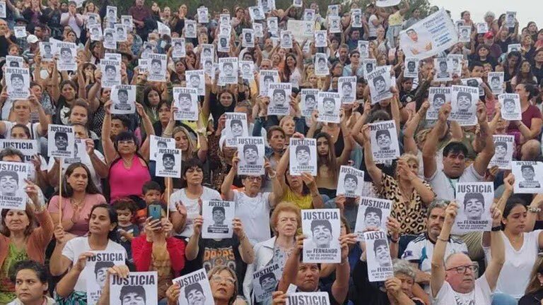 Hace 3 años, 8 cobardes mataron a Fernando.
Hoy, somos millones en Argentina y Paraguay pidiendo #JusticiaPorFernando.

Todos conmovidos, todos hermanados, acompañando a Graciela y Silvino en su pedido de justicia.