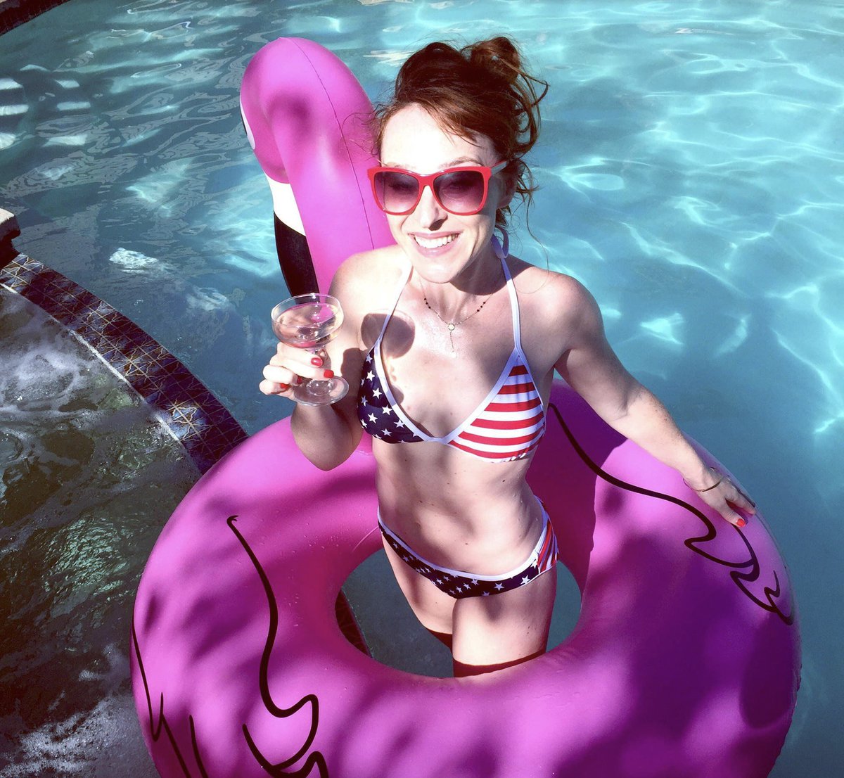 01Stargazer's tweet photo. I feel like @missysumbrella needs to cool down. Perhaps a dip in the pool? #duckinghell #flamingoingoutofhermind https://t.co/A5nmG2caxF
