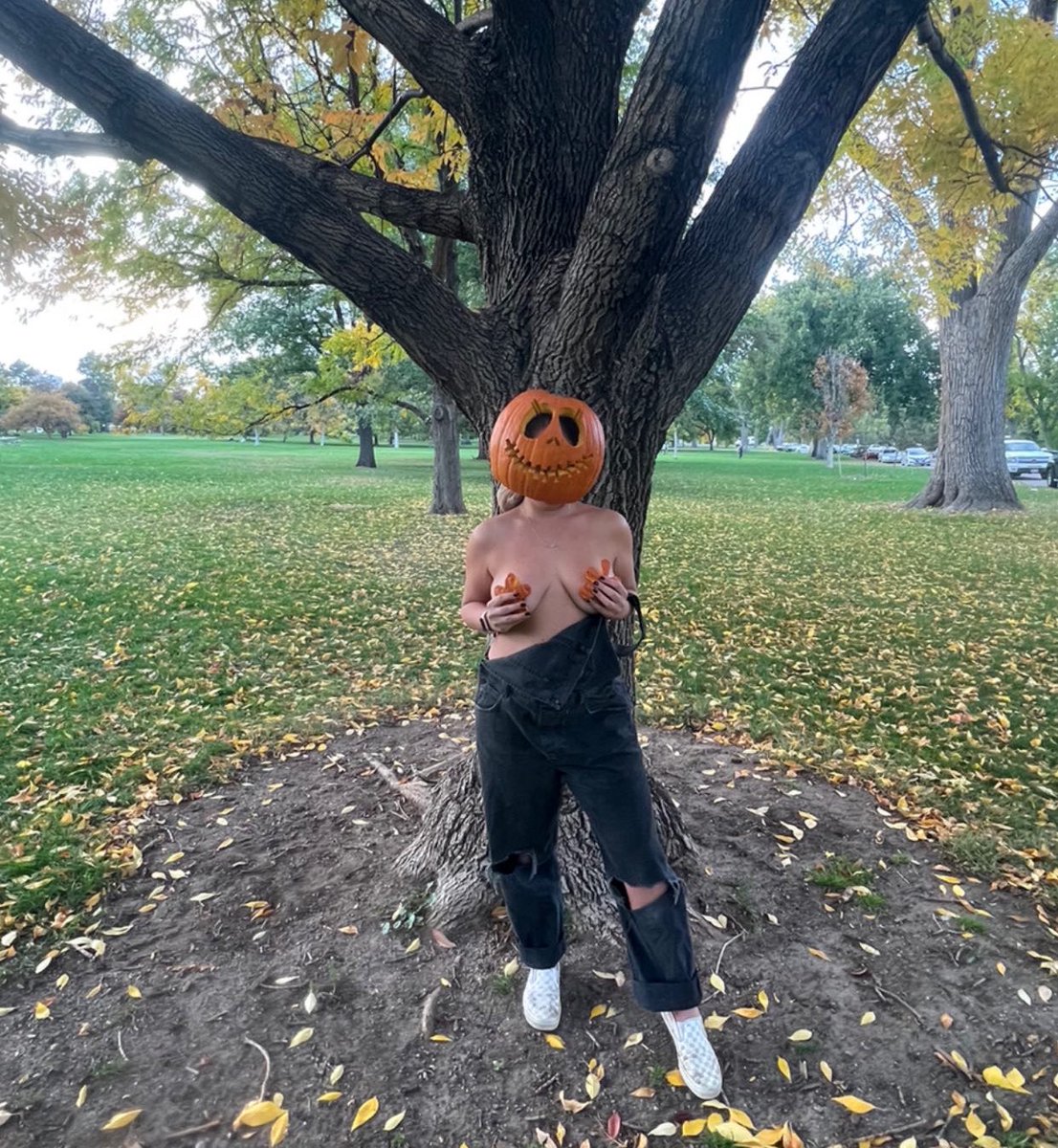 nomadic_277's tweet photo. missin fall &amp; these fun photoshoots 🎃 https://t.co/k4SkW7Lz9A