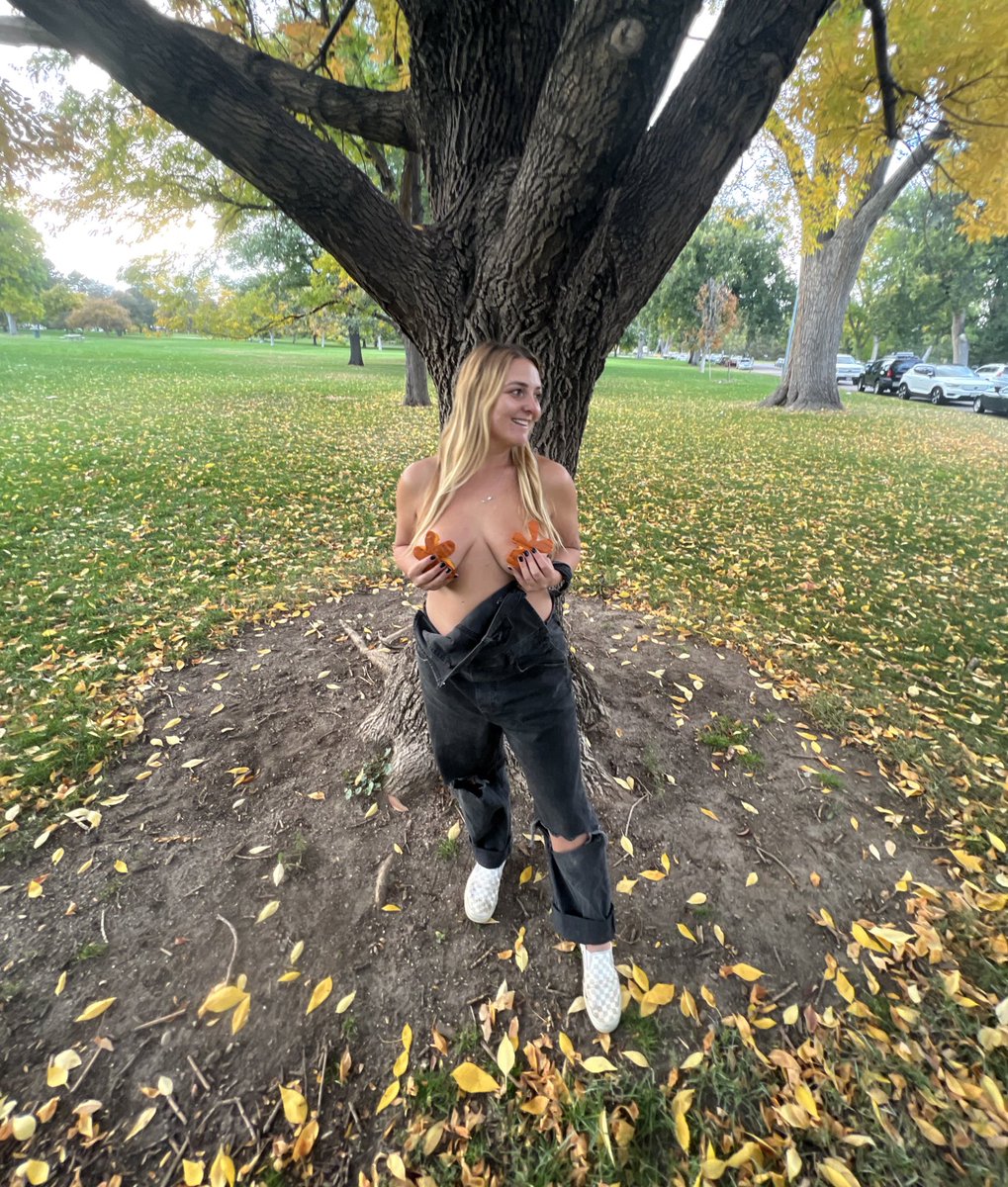 nomadic_277's tweet photo. missin fall &amp; these fun photoshoots 🎃 https://t.co/k4SkW7Lz9A