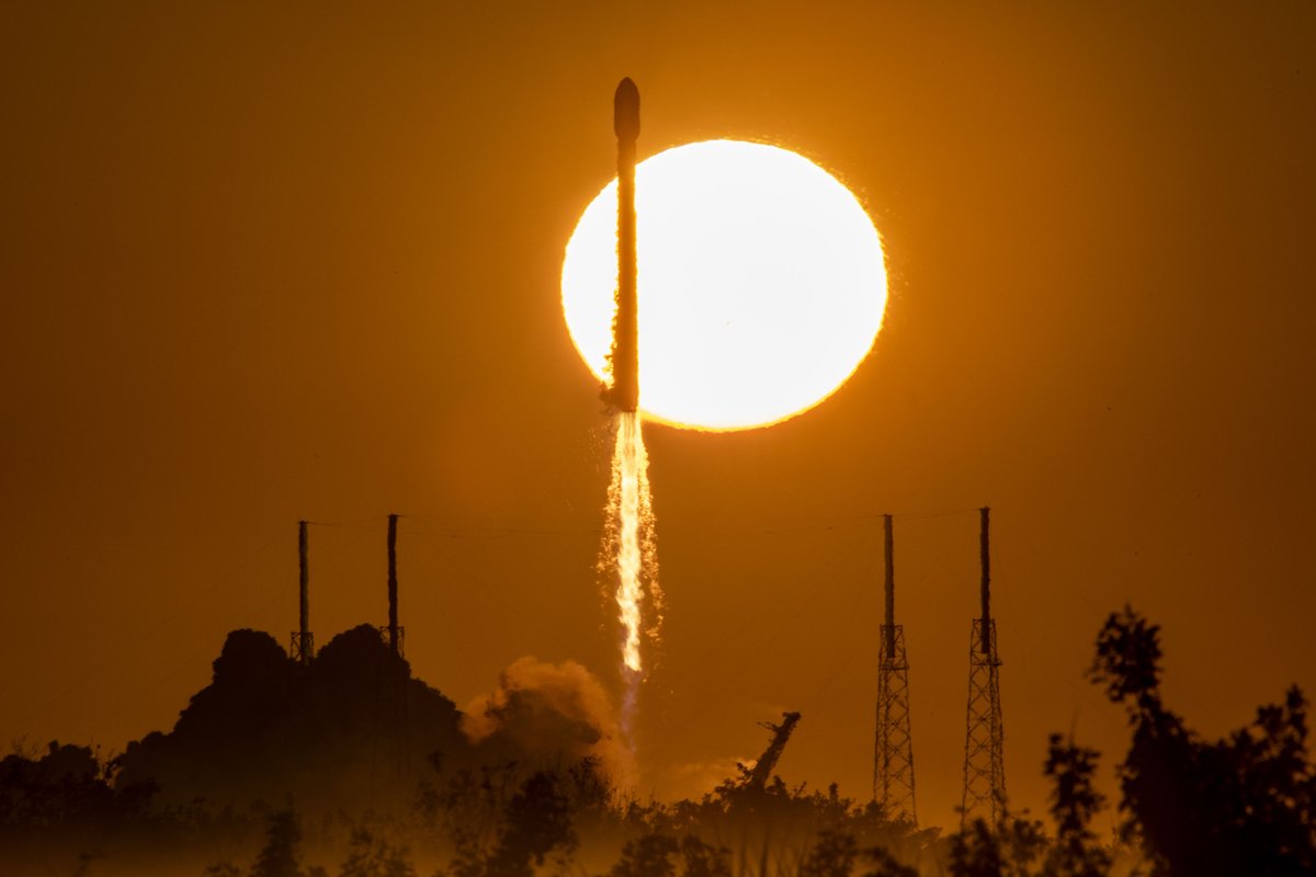 More photos of Falcon 9’s launch of GPS III → flickr.com/spacex
