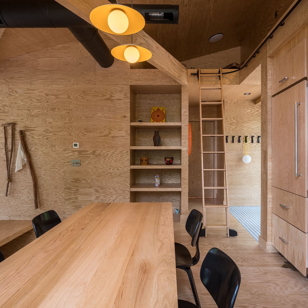 ScalarArch's tweet image. Interior view of Forest Retreat 🌿🏡 - exposed wood sheathing reinforced our sustainable design and provides warmth - the interior adapts to the topography

Photography by Miguel De Guzman 

#scalararchitecture #architecture #exterior #cabin #sustainability #retreat