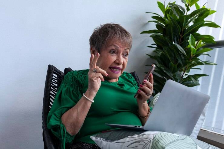 ChiguireBipolar's tweet photo. Señora escandalizada con palabra "veneco" no tiene problema con decirle a nieta que "mejore la raza" https://t.co/i8JSsnaCNV https://t.co/ixjnSfdLLm