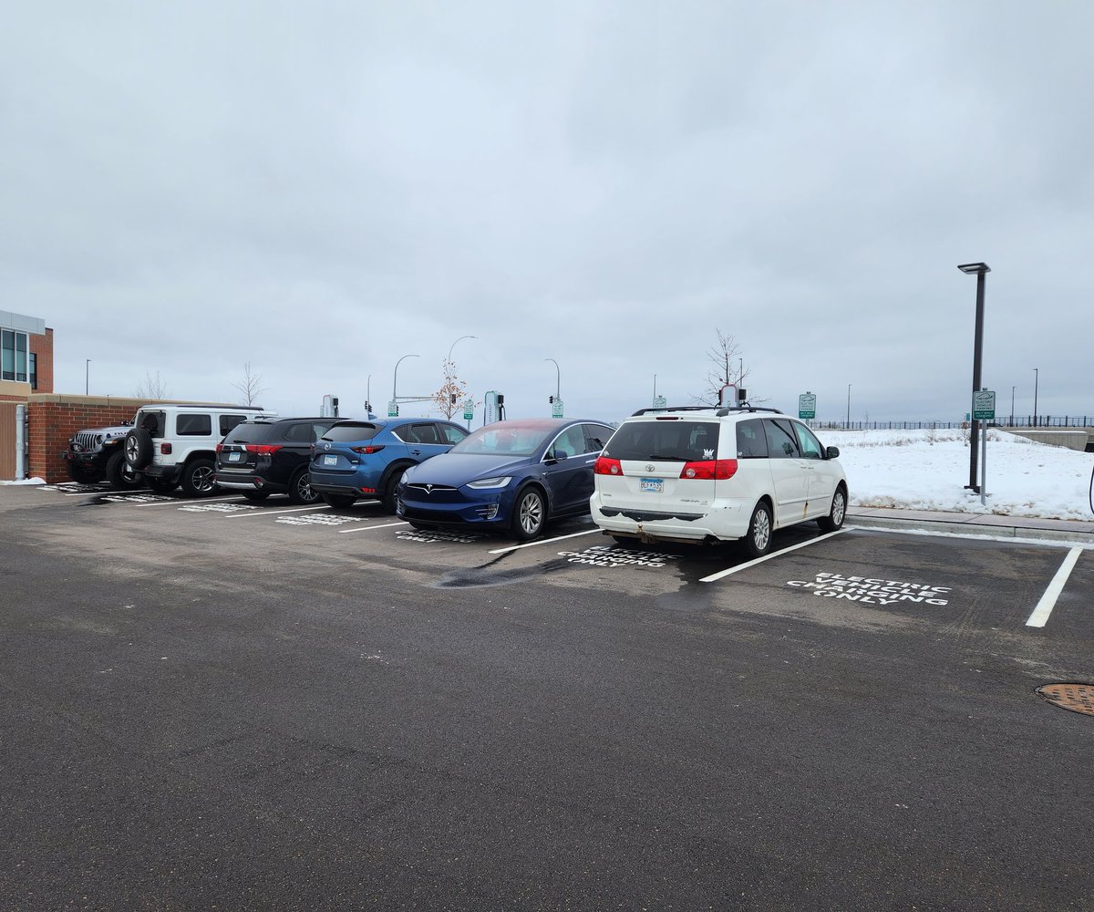 dist2's tweet photo. Hey @zefenergy it looks like ICE cars are overflowing your chargers at MNGI in Maple Grove.. thankfully they left me one to use... https://t.co/OxBcH7lGnn