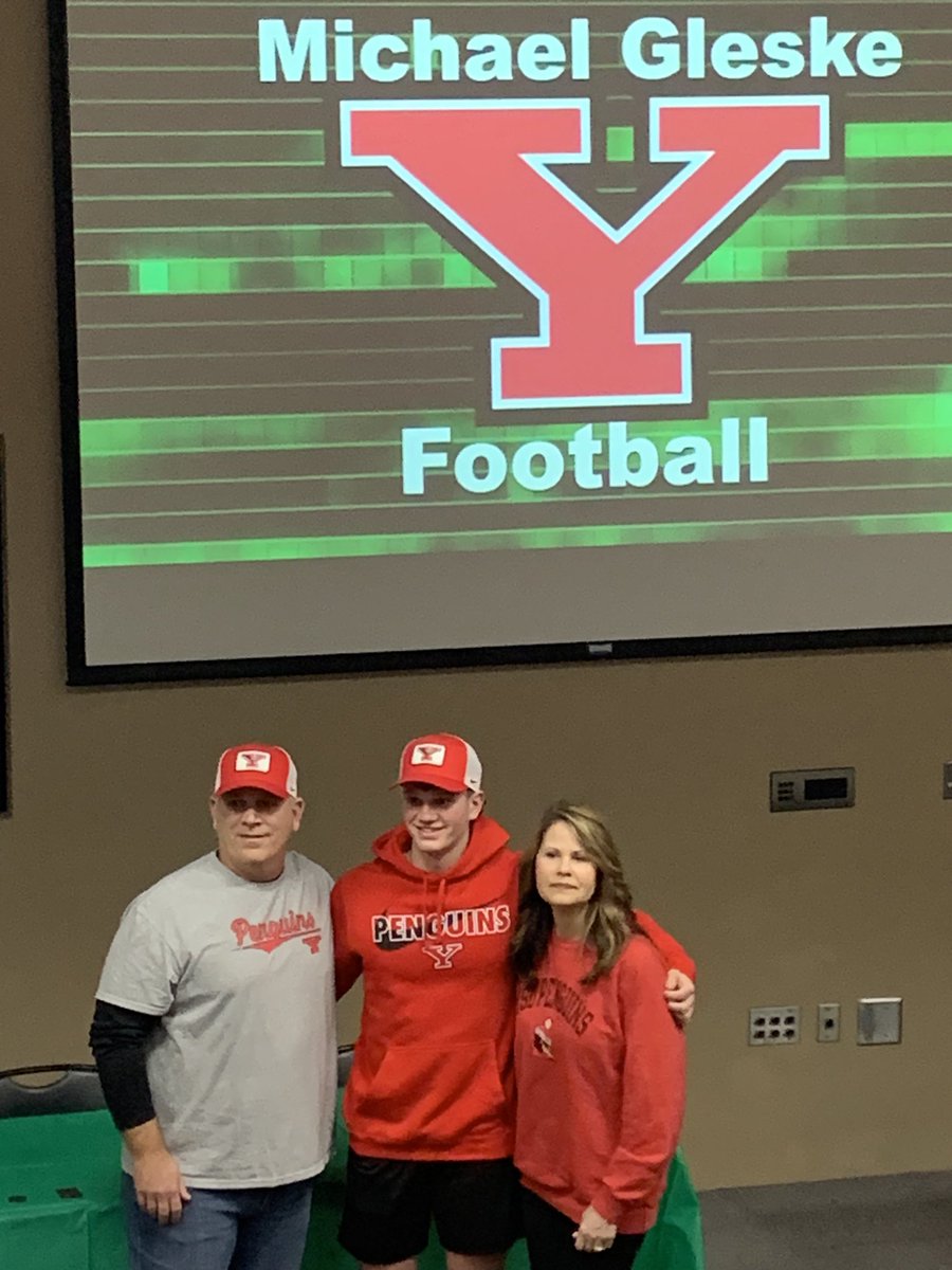 CoachBowers59's tweet photo. The Bee Hive celebrated FB Signing day for @brennen_schramm and @michaelgleske on their way to OSU and YSU!! https://t.co/90JP30sH2j