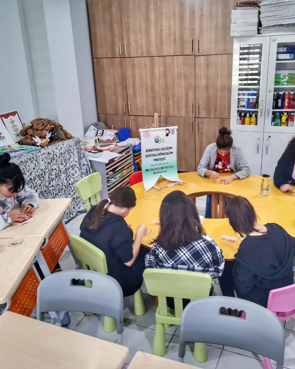 Bireysel Gelişim Sosyal Dönüşüm Projemiz kapsamında “renkli dünyam” atölyesi etkinliklerimize devam ediyoruz 🪅

<a href="/istkaorgtr/">İSTKA</a>