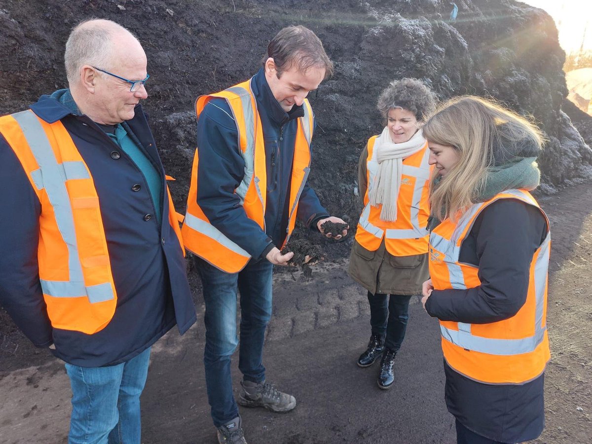 Mooi kijkje achter de schermen vandaag bij familiebedrijf Agterberg. In 1952 begonnen met het ploegen van de akkers van boeren, vandaag de dag één van onze aannemers die betrokken is bij o.a. straatwerkzaamheden, strooien, groenrecycling en groenonderhoud. 🍃